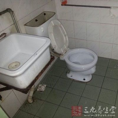 因卫生间大多潮湿而且通风差,会滋生很多细菌 因卫生间大多潮湿而且通风差,会滋生很多细菌