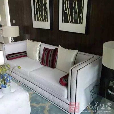 每天使用湿毛巾擦下桌子、凳子、书架等家具，保持表面清洁