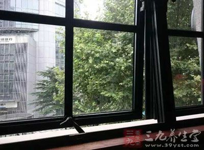 一般来说，每天上午和下午应各开窗通风1次