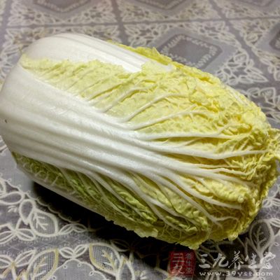 圆白菜1棵大约2kg，盐50g、小辣椒 12颗