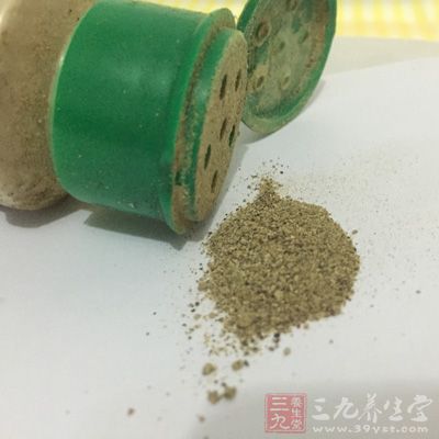 鲷鱼，胡椒粉，料酒，盐，淀粉，西芹，金针菇，泡椒，辣椒，姜蒜片