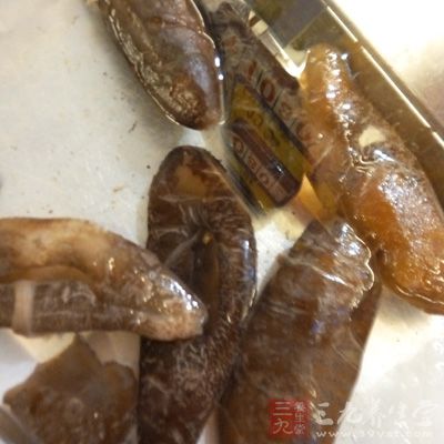 水發(fā)海參，大蔥，鹽，花椒，料酒，胡椒粉，醬油，雞精