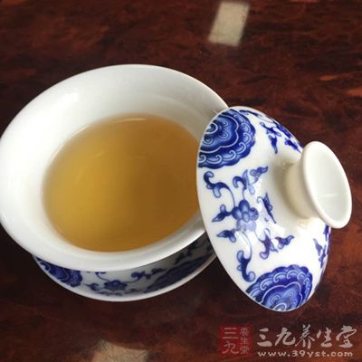 綠茶清熱解毒、消食解膩;菊花平肝明目;玫瑰花舒肝解郁。常飲這類茶水有益護(hù)肝。