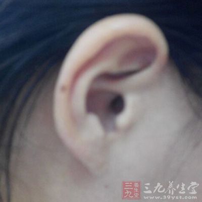 耳朵局部有结节状或条索状隆起、点状凹陷，而且没有光泽的人，多提示有慢性器质性疾病