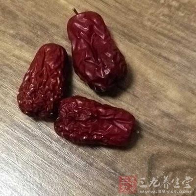 平时煲汤或者煮糖水的时候可以放入几粒蜜枣