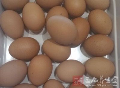 富含维生素D的食物有鸡蛋、鱼类和奶类。