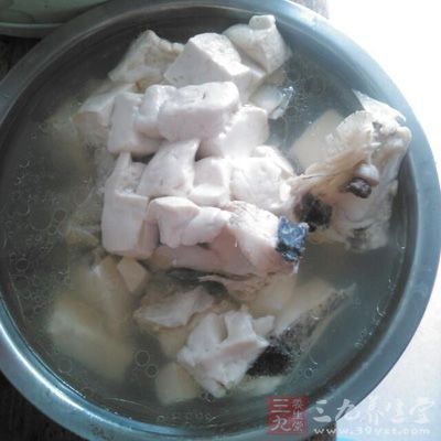 第三道菜肴就是鱼头豆腐汤