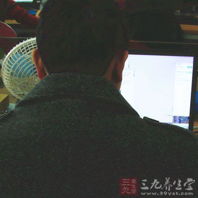 蹲廁時看報是為了消遣，而為了節(jié)省時間，有些男兒還將文件和資料帶進了衛(wèi)生間