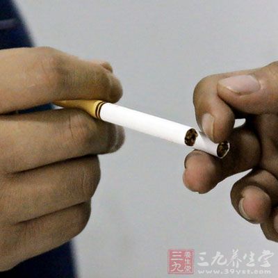 吸烟的人以及工作中与有毒物质打交道的人 吸烟的人以及工作中与有毒物质打交道的人