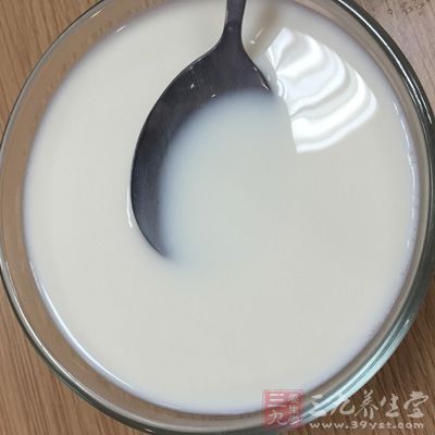 牛奶、麦片各适量