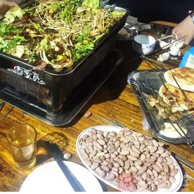 在吃夜宵时吃大量的肉、蛋、奶等高蛋白食品，会使尿中的钙量增加