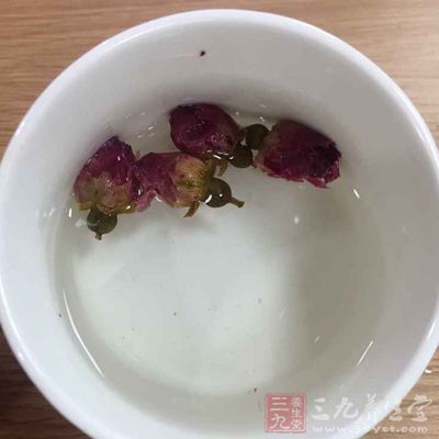 氣郁體質之人除了上述的藥膳湯方外，亦可采用茶飲調理的方法，如玫瑰花茶