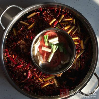食用时可加入火锅汤调匀也可直接蘸涮料食用