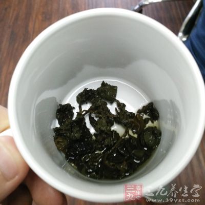 乌龙茶其中含有的单宁酸可以促进脂肪的代谢