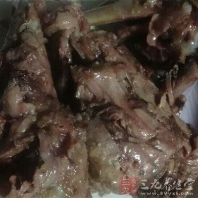 狗肉性溫具有補(bǔ)腎壯陽溫胃健脾的作用