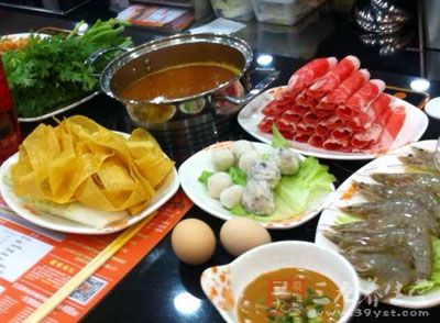 应扩大食物种类，避免食物单一，营养不平衡