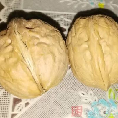 含維生素B(如杏仁等堅果)、維生素C(如柑橘)的食物能改善情緒