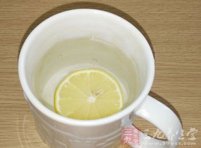 在水中加上一片柠檬，能刺激唾液分泌