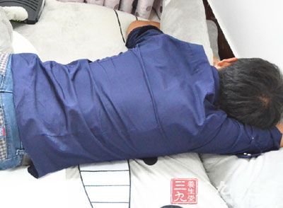 脸冲下，胃部接触床面睡觉的男人强悍有力