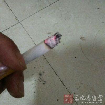 长期吸烟者，有慢性鼻炎、慢性咽喉炎的患者多属肺热，主要表现为口臭伴口干、咽干