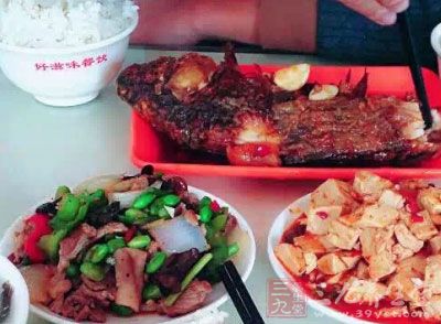 中国人吃得讲究、补得盛行，都为糖尿病和高血脂提供了条件