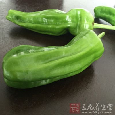 準(zhǔn)備食材。青椒，鴨蛋二個(gè)