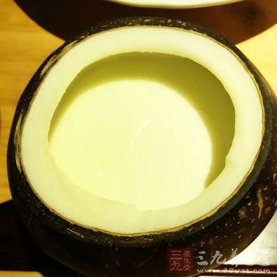 鲜牛奶100克，红茶3克，食盐适量