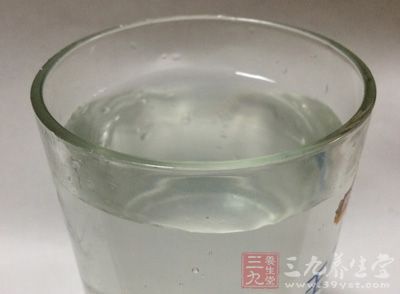 “清晨一杯水”选择淡盐水