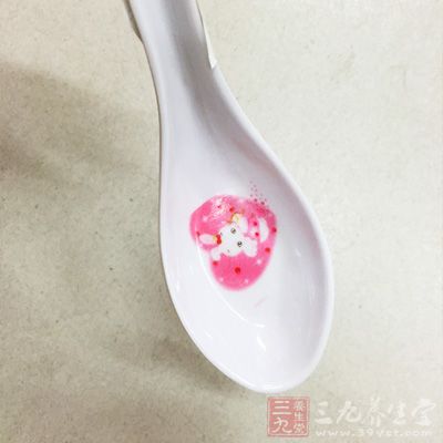 盡量使用勺子來(lái)喂水