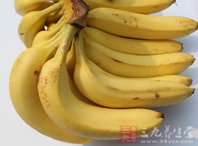 香蕉中含有大量的纤维素和铁质，有通便、补血的作用