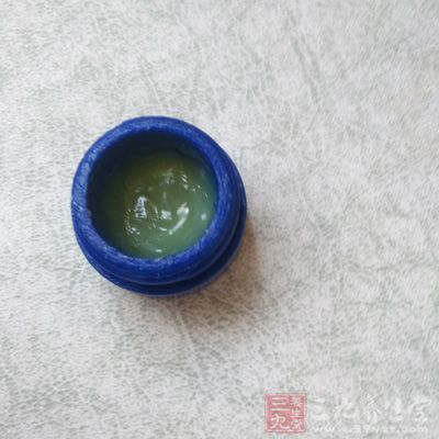 因此可选用有光敏作用的刺激性较大的外涂药物