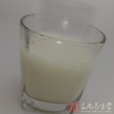 每天吃一碗含有“活的益生菌”的优酪乳