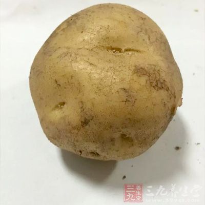 准备好材料，土豆去皮