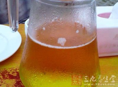 如果已经患了肾脏方面的疾病，又无限制地大量喝啤酒，会使尿酸沉积导致肾小管阻塞，造成肾脏衰竭。