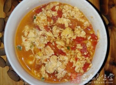 每天喝西红柿汤能增加人体对番茄红素的吸收,从而有助于提高男性生育力。 每天喝西红柿汤能增加人体对番茄红素的吸收,从而有助于提高男性生育力。