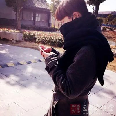 热水泡脚。 热水泡脚。