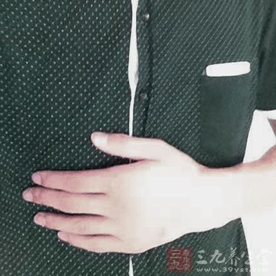 由于男性乳房的乳腺組織較薄弱，一旦發(fā)生乳腺腫瘤，很容易向外四周擴(kuò)散