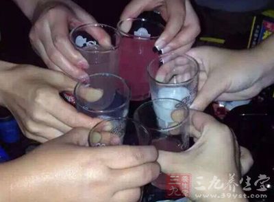 男人喜歡喝酒抽煙，但是沒錢