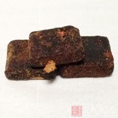 粳米100克煮成粥，加紅糖少許