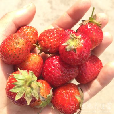 含有丰富的维生素C，而维生素C有助于人体吸收铁质