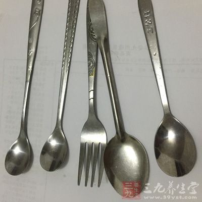 有些人经常将洗好的餐具放入微波炉中转一转