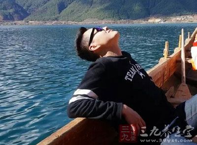 洗发可除去灰尘、止头痒,有益于头部皮肤的呼吸 洗发可除去灰尘、止头痒,有益于头部皮肤的呼吸