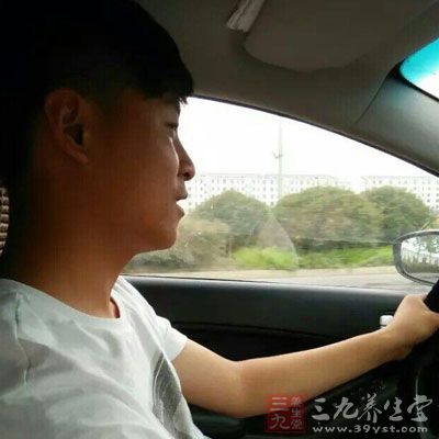 不要用脱脂性强或碱性洗发剂 不要用脱脂性强或碱性洗发剂