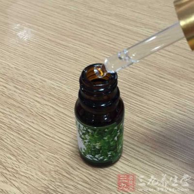 洋甘菊精油在進行面部按摩的時候，要注意不讓它進入眼睛