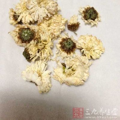 菊花内含有丰富的香精油、菊色素，可有效抑制皮肤黑色素的产生，柔化表皮细胞