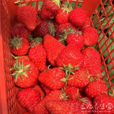 只要多吃草莓就能充分补充维生素C