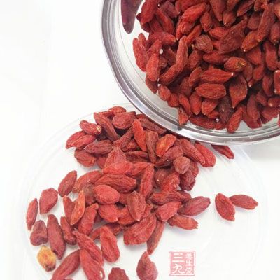 枸杞子9克，用沸水冲泡代茶饮用。