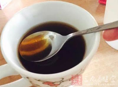 防风各 10 克，板蓝根 20 克，芦根 15 克