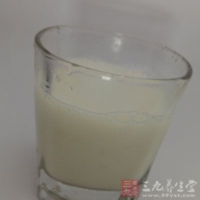 牛奶中富含乳清蛋白和鈣，這兩種物質都有利于提高新陳代謝