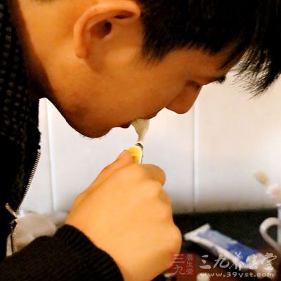 龋齿的形成主要是牙垢与食物中的糖分发生化学反应